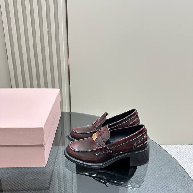 厂价 Miumiu 缪缪经典走秀款钱币乐福鞋 最近风很大的金币乐福鞋 被挖到了～ 满满的复古英伦感 顺带着一股学院风 中间还镶嵌了一枚金币 让人无法忽视 整体鞋